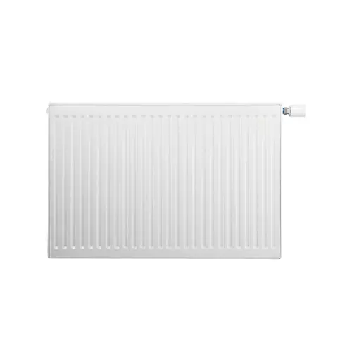 Weißer Buderus Heizkörper mit gerillter Oberfläche und Ventilgarnitur auf der rechten Seite, montiert an einer hellen Wand.