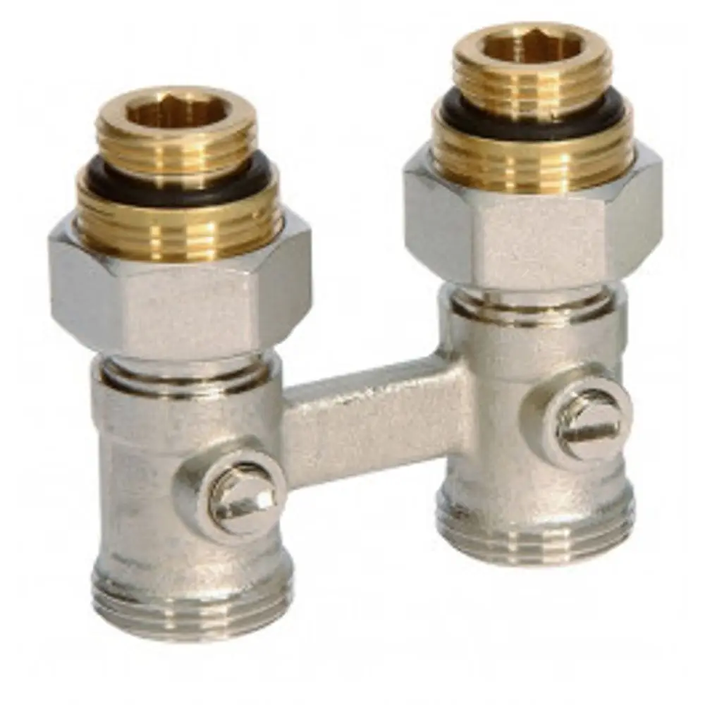 Viessmann Anschlussverschraubung mit zwei Anschlüssen und einem Verbindungsstück, gefertigt aus Metall mit goldenen und silbernen Elementen.