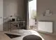 Ein Arbeitszimmer mit Schreibtisch, Stuhl, Fenster und einem Kermi x-flair Plan Wärmepumpen-Kompaktheizkörper.
