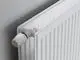 Nahaufnahme eines weißen Kermi Profil Hygiene-Ventilheizkörpers, Typ 30, mit Thermostatventil auf der linken Seite.
