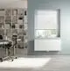 Weißer Kermi-Heizkörper mit flacher, gerillter Oberfläche montiert an einer hellblauen Wand unter einem Fenster in einem modernen Raum mit Büromöbel.