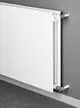 Weißer Kermi Therm-x2 Plan Hygiene-Kompaktheizkörper Typ 30 an grauer Wand.