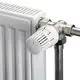 Thermostatventil von Oventrop mit einstellbarem Regler von 1 bis 5 zur Temperatureinstellung, montiert an einem Heizkörper. Weißes Design, Flüssig-Fühler.