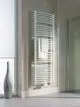 Weißer Kermi-Heizkörper mit horizontalen Rippen, montiert an einer hellen Wand, mit einem Handtuch darauf und einem modernen Badezimmerdesign im Hintergrund.