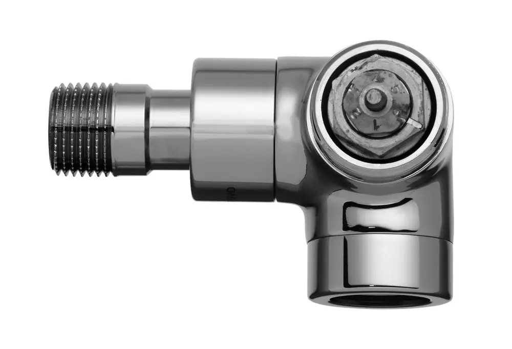 Winkelventil mit einem rechten Anschluss und einem metallischen, glänzenden Finish. Kermi-Produkt zur Verbindung von Rohrleitungen in Sanitärinstallationen.