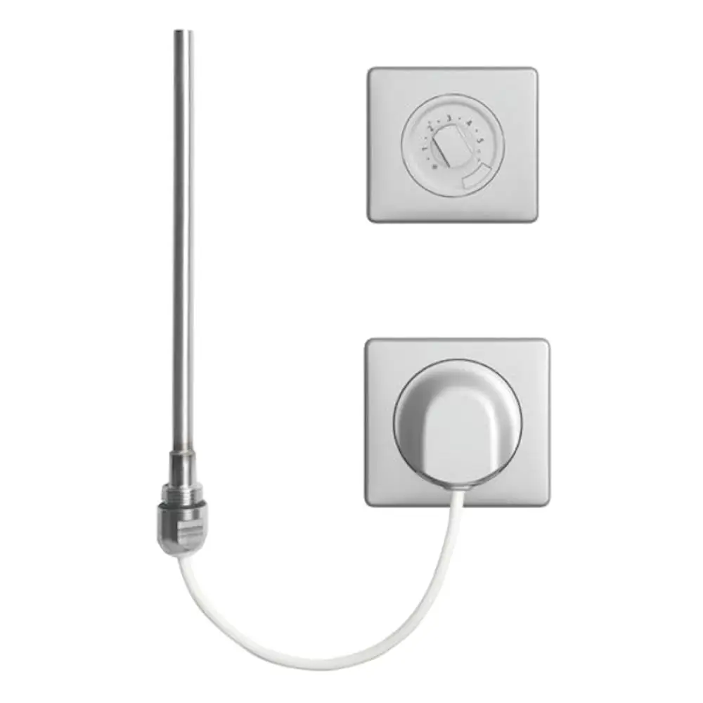 Kermi Elektroheizset mit einem dünnen, vertikalen Heizstab und einem dazugehörigen Bedienelement. Anschlusskabel sichtbar. Einheit in minimalistischer, silberner Ausführung.
