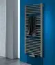 Kermi-Heizkörper in Graphitfarbe, vertikal montiert, mit schlanken, parallel angeordneten Rippen und einem Handtuch darauf, vor blauer Wand.