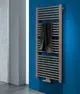 Kermi-Heizkörper mit horizontalen Lamellen, montiert an einer blauen Wand, hält ein graues Handtuch. Das Design ist schlicht und funktional.