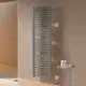 Kermi Elektroheizkörper in Graphit, vertikal montiert, mit horizontalen Röhren, an einer hellen Wand im Badezimmer, neben einem kleinen Beistelltisch.