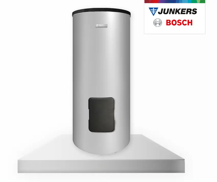 Emaillierter, runder Warmwasserspeicher in Silber mit schwarzem Zugang, auf einem weißen Sockel. Logo der Marke Bosch sichtbar.