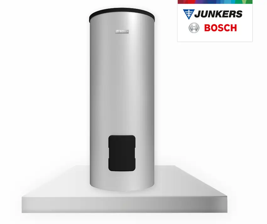 Emaillierter, runder Warmwasserspeicher in Silber mit schwarzem Deckel und Zugang. Produktlogo von Bosch sichtbar.