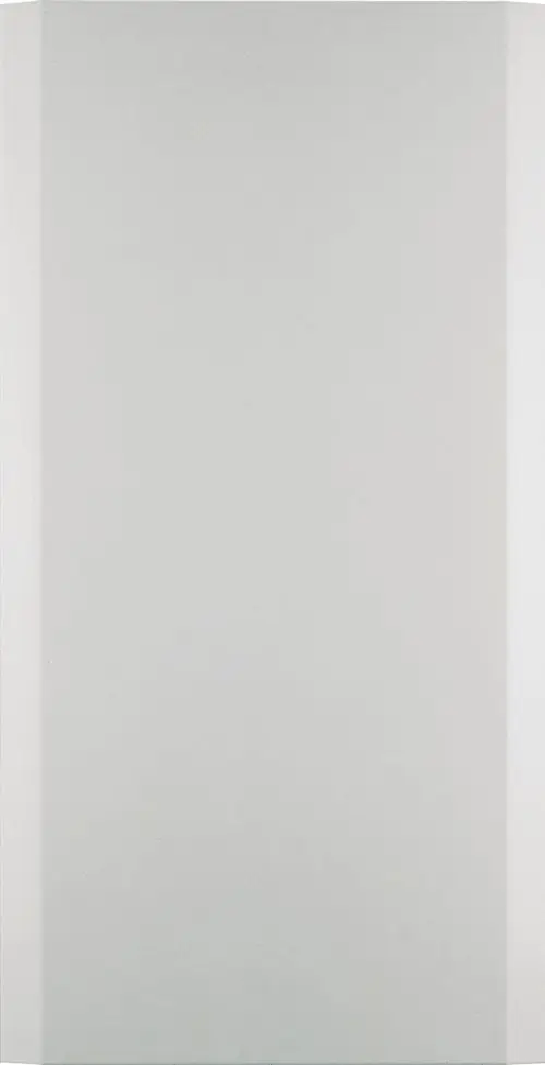 Weißer, strukturierter Korpus eines Warmwasser-Speichers, in einem minimalistischen Design ohne sichtbare Funktionen oder Details.