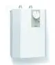 Weißer Elektro-Kleinspeicher von Viessmann mit Bedienknopf und Anzeigenleuchte, montiert an der Wand, für die Bereitstellung von Warmwasser.