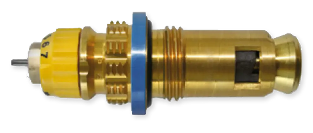 Heizkörperventil mit gelbem Drehknopf und metallischer Verbindung. Teil einer Buderus Heizsysteminstallation, geeignet für Kompaktheizkörper.