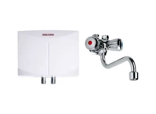 Ein weißer Durchlauferhitzer von Stiebel-Eltron mit zwei Anschlüssen und einer chromfarbenen Mischbatterie, die beide für die Warmwasserversorgung genutzt werden.