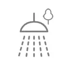 Grauer Wasserhahn mit Duscheinheit, die Wasser in einem gleichmäßigen Strahl abgibt, daneben eine stilisierte Baumgrafik. CLAGE Logo nicht sichtbar.