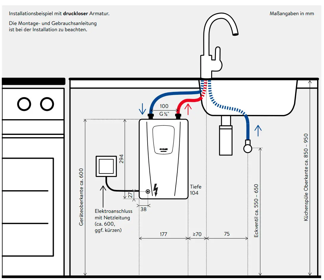 Installationsschema eines E-Kompaktdurchlauferhitzers von CLAGE, mit Anschlüssen für Kalt- und Warmwasser unter der Spüle, zeigt Maße und Elektroanschluss.