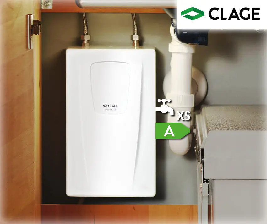 Weißer Untertisch-Elektro-Durchlauferhitzer von CLAGE, installiert unter einer Spüle, mit Wasseranschlüssen und platzsparendem Design in einem Küchenmöbel.