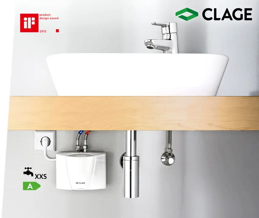 Weißes Waschbecken mit chromfarbener Armatur. Darunter ein CLAGE E-Kleindurchlauferhitzer, kompakt montiert, mit Wasseranschlüssen in rot und blau sowie einem Stromanschluss.