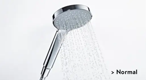 Duschkopf mit Wasserstrahl, montiert an einer Wandstange, mit ergonomischem Griff. Produkt von CLAGE, geeignet für den Einsatz in Duschanlagen.