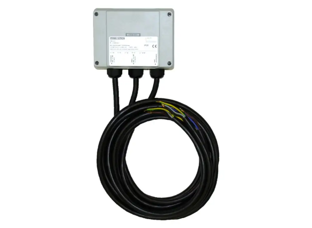 Stiebel Eltron Elektroanschlussbox mit mehreren Kabeln, die aus einem Gehäuse herausführen. Kabel sind farblich markiert und angebracht für die elektrische Verbindung.