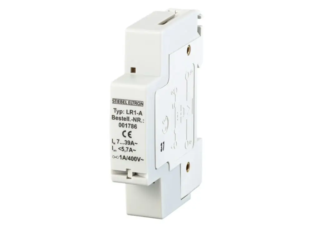 Weißes Lastabwurf-Relais von Stiebel Eltron mit Anschlussmöglichkeiten, typischen Klemmen und Kennzeichnungen für technische Parameter auf der Vorderseite.