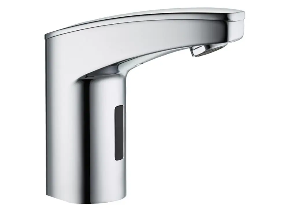 Sensorarmatur von Stiebel Eltron in glänzendem Chromfinish, mit geschwungenem Design und integrierter Sensorik zur berührungslosen Wasserentnahme.
