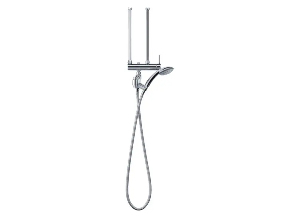 Armatur mit Chrom-Oberfläche von Stiebel Eltron, ausgestattet mit einem Duschkopf und flexiblen Schläuchen, montiert an einer Wand.