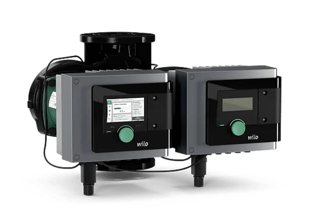 Doppelpumpe von Wilo mit zwei Steuerungen, Platz für Ventile, und einem kompakten Design zur Förderung von Wasser in Heizungsanwendungen.