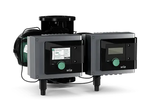 Doppelpumpe von Wilo mit zwei Steuerungen, Platz für Ventile, und einem kompakten Design zur Förderung von Wasser in Heizungsanwendungen.