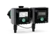 Zwei kompakte Pumpenmodule von Wilo mit Display und Steuerungselementen, verbunden durch Kabel, mit Anschlussmöglichkeiten an der Unterseite.