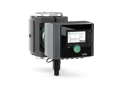 Wilo-Pumpe mit digitalem Display und Steuerung, kombiniert mit einem kompakten Motor. Sichtbare Regentropfen an der Gehäuseoberfläche.
