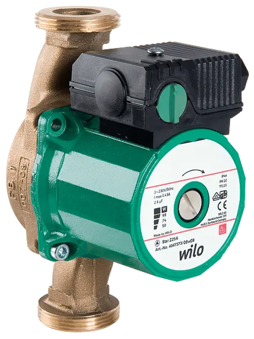 Wilo Zirkulationspumpe mit grünem Gehäuse und schwarzem Motor. An den Anschlussleitungen sind Messwerte und technische Informationen sichtbar.