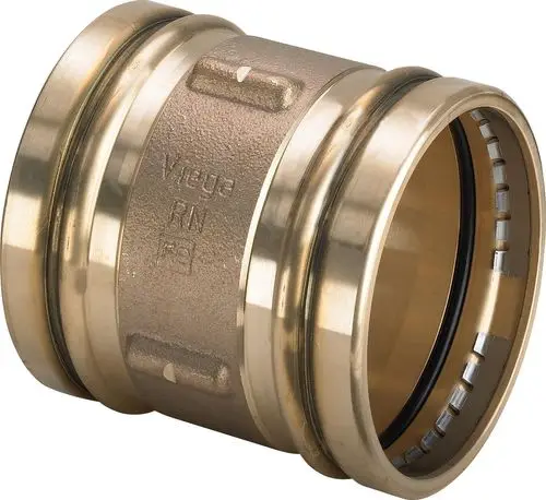 Kupplungselement aus Metall für Rohrleitungstechnik, mit glatten Innenflächen und gummierten Dichtungen zur Verbindung von Rohren.