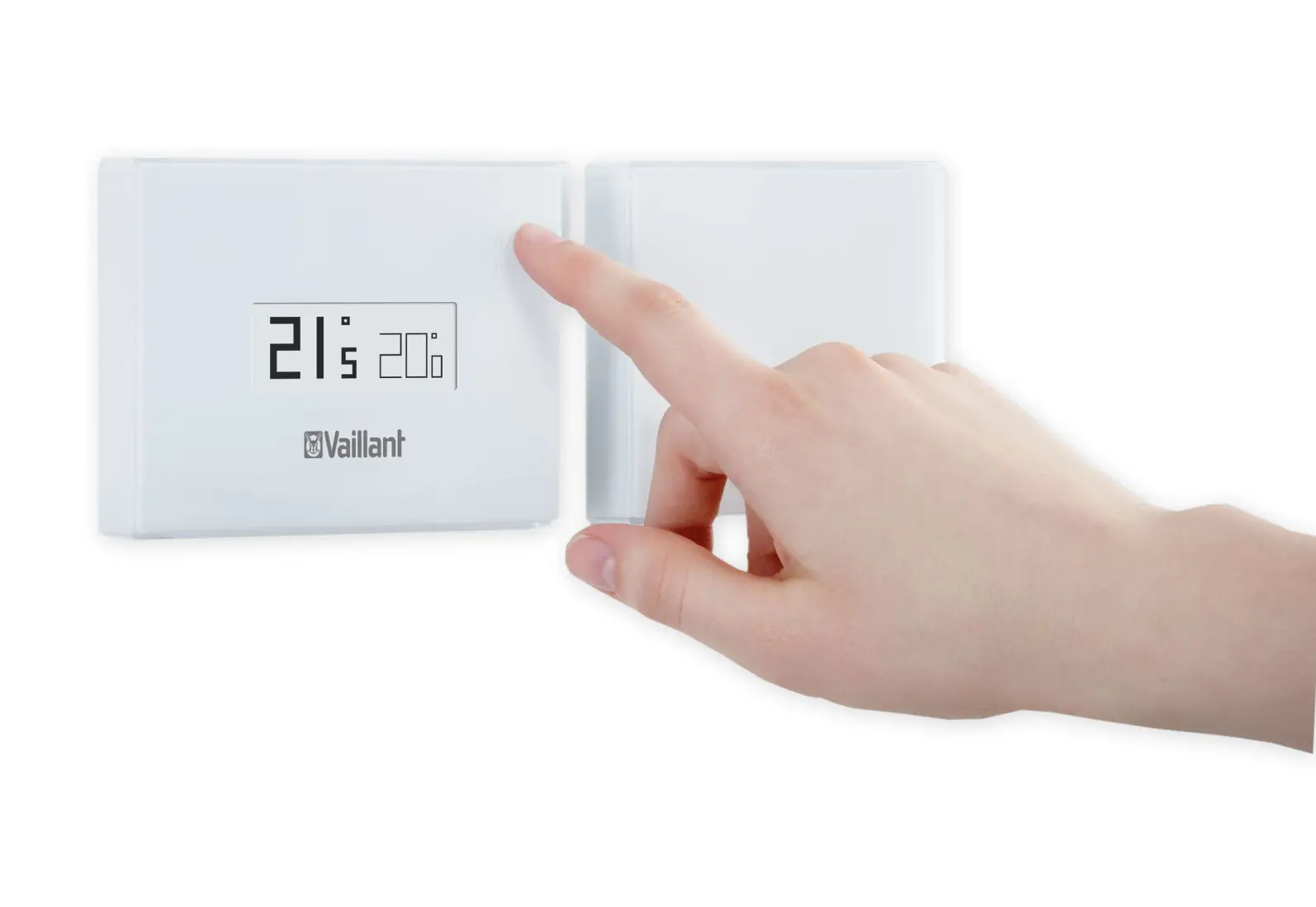 Vaillant Raumtemperaturregler mit Display, auf einem hellen Hintergrund. Eine Hand zeigt auf die Temperaturanzeige, die auf 21 Grad Celsius eingestellt ist.