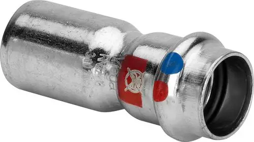 Verchromte Reduzierung aus Messing mit einem Ende mit Gummidichtung, geeignet für Rohrleitungstechnik. Farbcodierungen in Rot und Blau auf der Oberfläche.