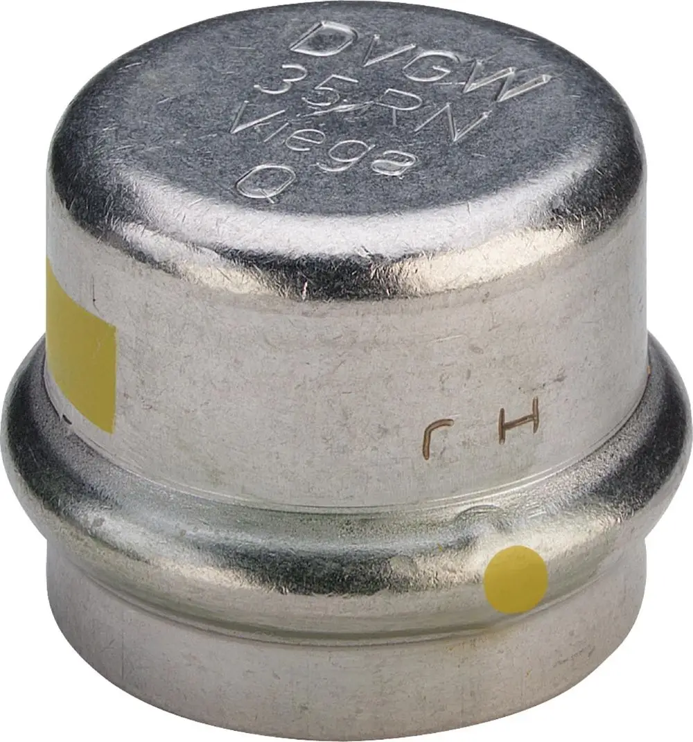 Metallene Kappe mit glatter Oberfläche, beschriftet mit "Viega" und DVGW-Zulassung. Sie hat einen kreisförmigen Querschnitt und eine gelbe Markierung.