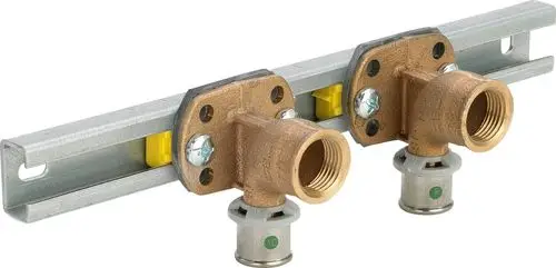 Montageeinheit mit zwei Messing-Rohren auf einem verzinkten Stahlträger. Geeignet für installationsfreundliche Anwendungen, hergestellt von Viega.