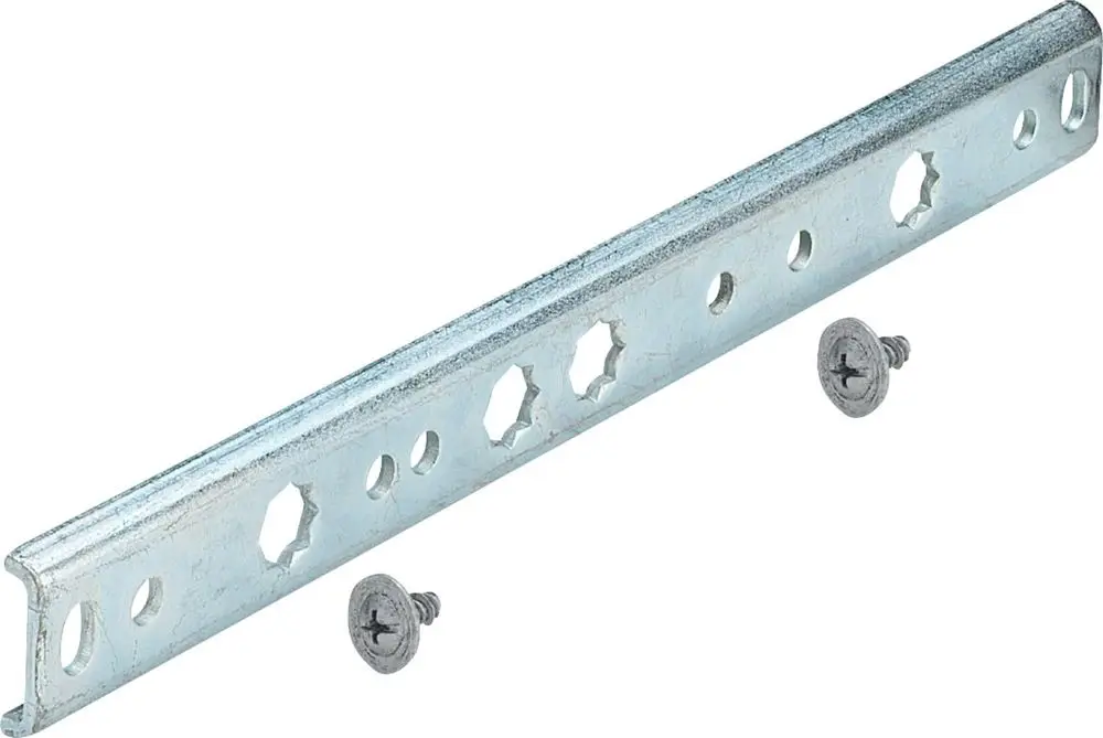 Verzinkte Stahlhalterung mit mehreren Bohrungen und Schrauben, geeignet für diverse Befestigungen. Produkt stammt von der Marke Viega.