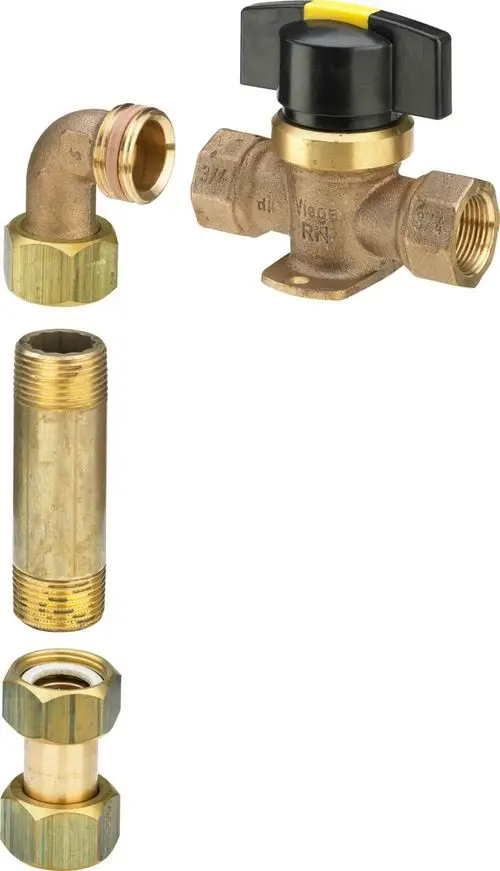 Verschiedene Armaturen und Anschlussstücke aus Messing, einschließlich eines Wasserhahns und passender Rohre für Sanitärinstallationen.
