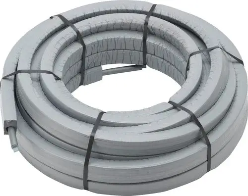Rund gewickeltes Rohrmaterial in grauer Farbgebung, gesichert mit zwei schwarzen Bändern. Das Produkt gehört zur Marke Viega und ist für Rohrinstallationen geeignet.