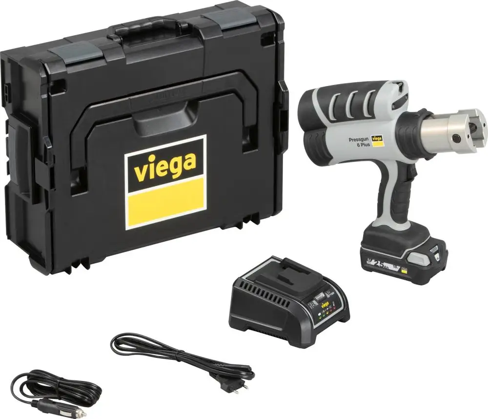 Schwarze Tragetasche mit Viega-Logo, darin eine Pressmaschine mit grauem Griff und metallischer Pressvorrichtung, begleitet von einem Ladegerät und zwei Kabeln.