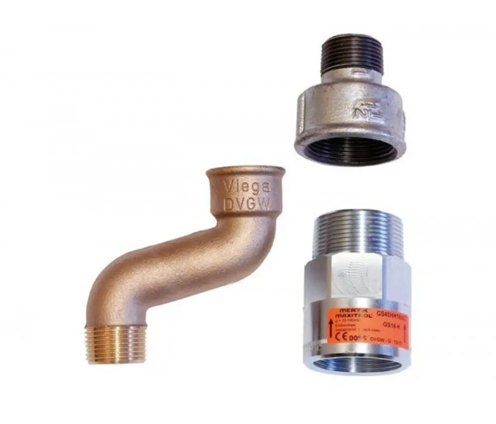 Drei Metallrohre, darunter ein gebogenes Rohr, ein Gewindeverbindungsstück und ein weiteres Verbindungselement, erkennbar als Installationsteil von Vaillant.