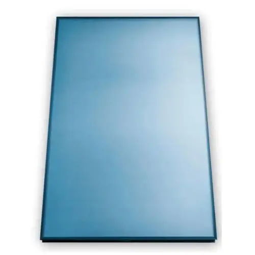 Blaues Solarmodul auf einem weißen Hintergrund, flach und rechteckig, mit einem glatten, reflektierenden Finish.