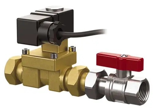 Magnetventil mit Kugelhahn von Reflex Winkelmann, bestehend aus einer brassfarbenen Ventilkomponente und einem schwarzen elektrischen Anschluss.