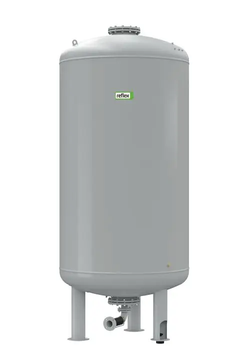 Graues Reflex Winkelmann Ausdehnungsgefäß mit rundem Körper, auf Standfüßen, mit Anschluss für Druckhaltestationen. Oberseite mit Öffnungen und Schrauben.
