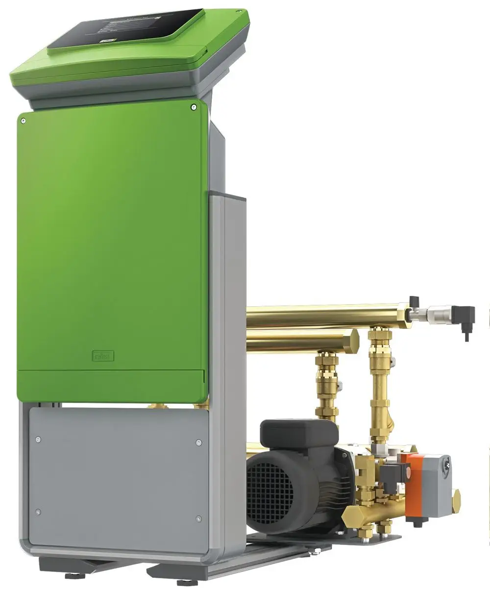 Steuereinheit in grünem und grauem Gehäuse, von Reflex Winkelmann, mit Komponenten für Druckhalten, Entgasen und Nachspeisen, sichtbar mit Rohren und motorgestützter Pumpe.