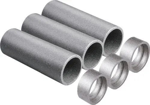 Graue Metallrohre in zylindrischer Form, zusammen mit kleineren Ringen, die als Zubehör für die Wohnungslüftung von Bosch dienen.