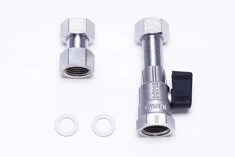 Drei Installationszubehörteile von Bosch: zwei hochwertige Metallarmaturen und zwei Dichtungen, die für eine wasserführende Verbindung genutzt werden können.