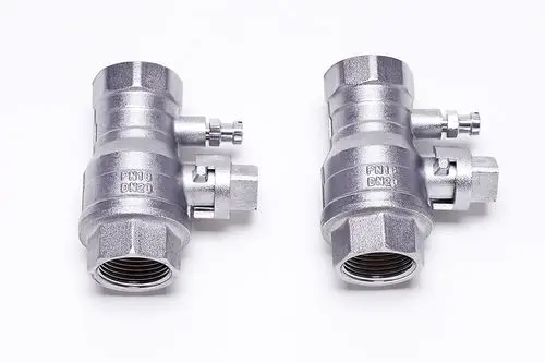 Zwei metallene Wartungshähne mit Anschlussvarianten. Produziert von Bosch, zur Installation in Rohrsystemen vorgesehen.